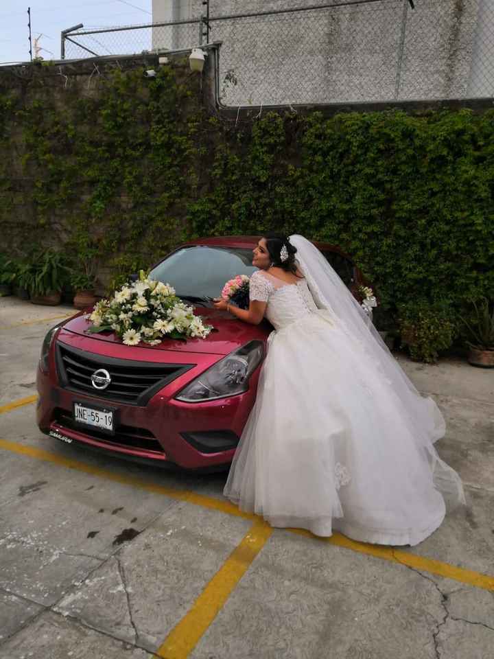 Posando en el carro, como de que no jaja