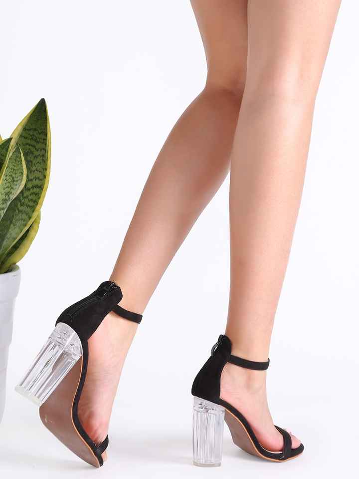 Sandalias tira negra y tacón transparente $687 MXN