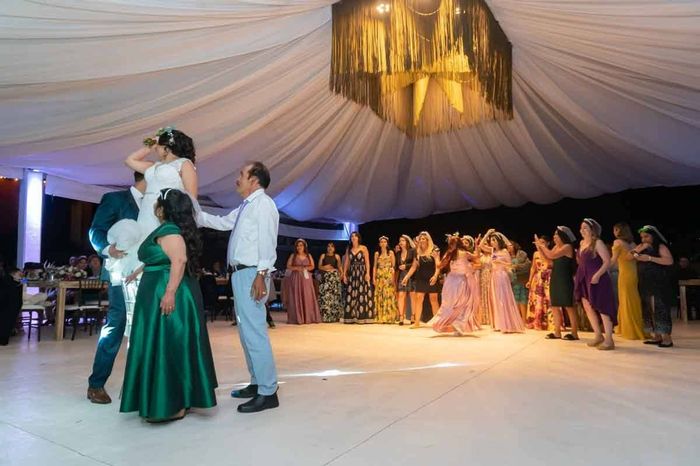 ¿Lanzarás el ramo de manera tradicional? 💐 2