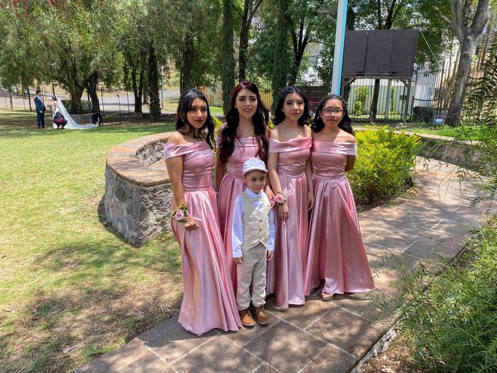 ¿Tus damas tendrán el mismo diseño de vestido? 👗 4