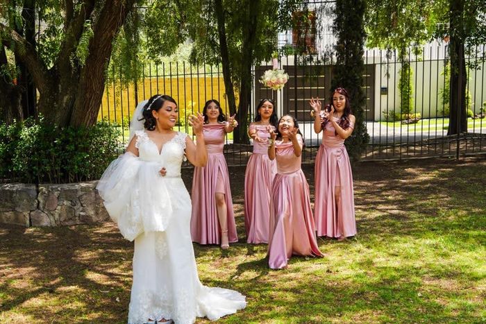 ¿Tus damas tendrán el mismo diseño de vestido? 👗 5