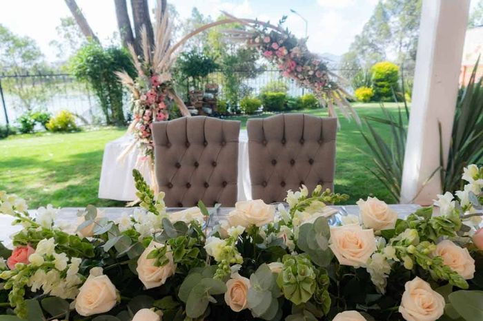 ¿Cómo adornar la mesa de novios con flores? 🌸🌸🌸 9