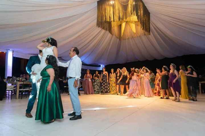 ¿Lanzarás el ramo de manera tradicional? 💐 - 1