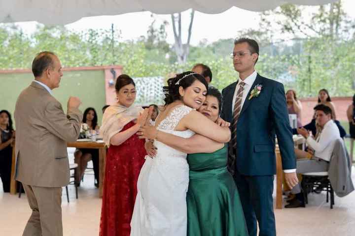 Los abrazos que sí o sí tienes que fotografiar en tu boda 📸 - 3