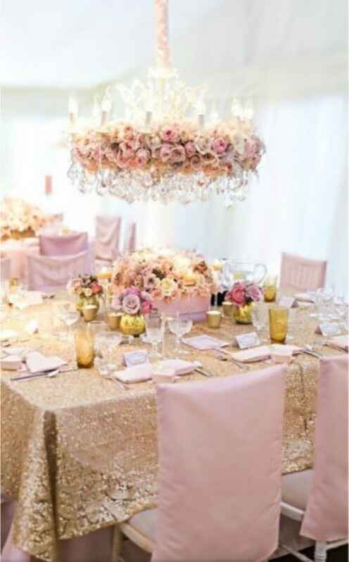 Mesa Cuadrada Dorado con rosa