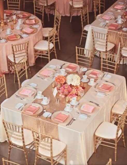 Con camino de mesa dorado