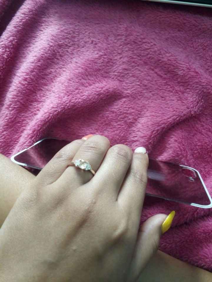 Este es mi anillo llevo dos semanas con el y me encanta 