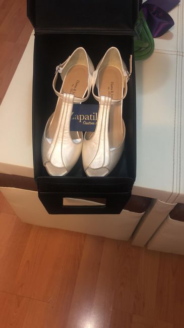 Zapatilla de la novia con mensaje de bajo - 2