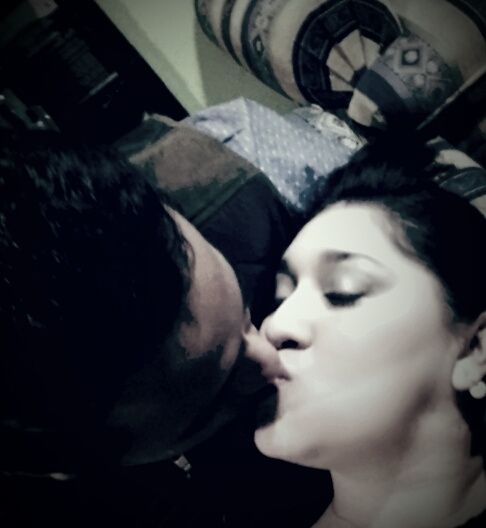 Sellando nuestro compromiso con un tierno beso.