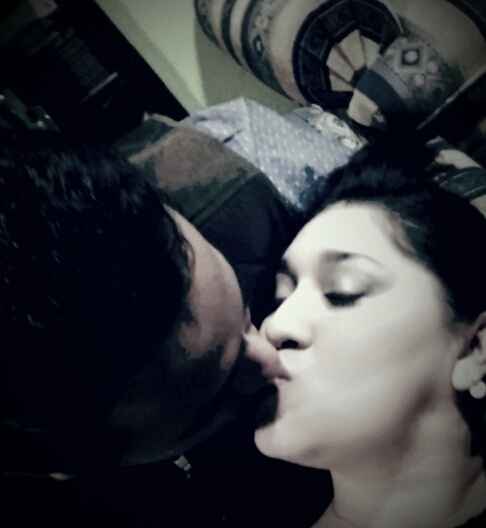 Sellando nuestro compromiso con un tierno beso.