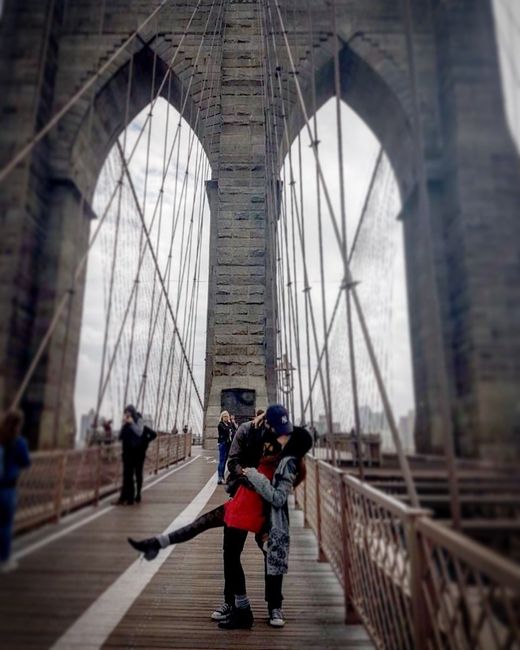 Un beso de amor en el Puente de Brooklyn 