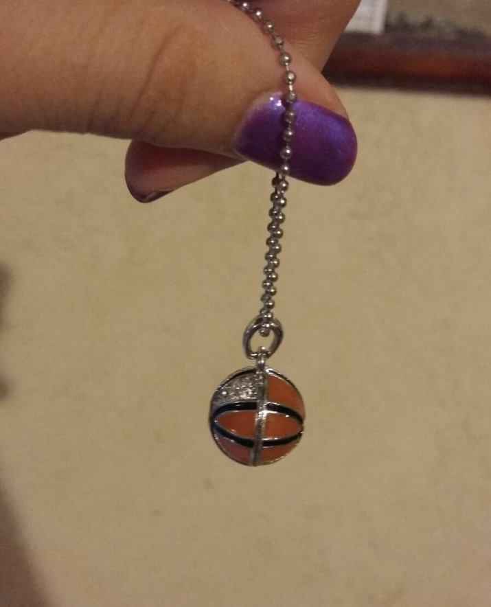 Mi collar, (por un lado es todo naranja y por el otro tiene pedrería plateada, más lo usaría del lad