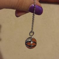 Mi collar, (por un lado es todo naranja y por el otro tiene pedrería plateada, más lo usaría del lad