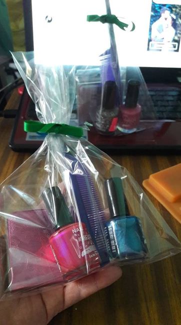 Y estos fueron mis regalitos junto con los monederos, las barbies y piñas que regale 