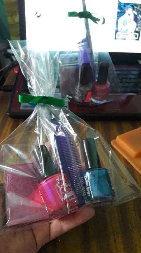 Y estos fueron mis regalitos junto con los monederos, las barbies y piñas que regale 