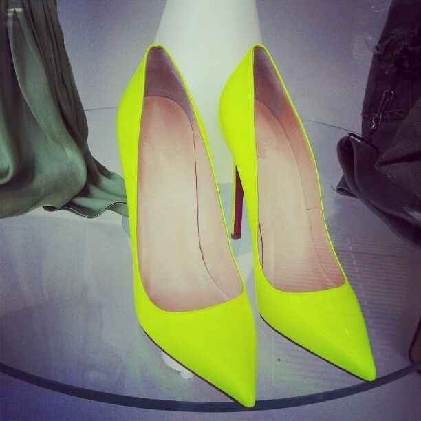 Mis zapatos neon