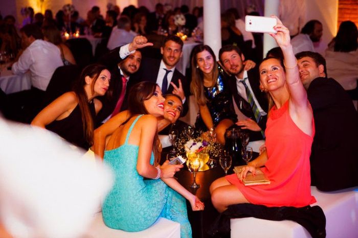 son mas de 200 personas, en si son 300 pero invitaremos con 380