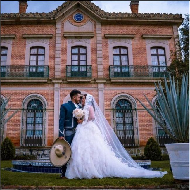 Que estilo de traje es recomendable para una fiesta de boda estilo mexicana? 12