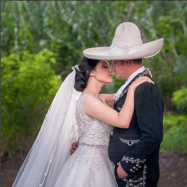 Que estilo de traje es recomendable para una fiesta de boda estilo mexicana? 11