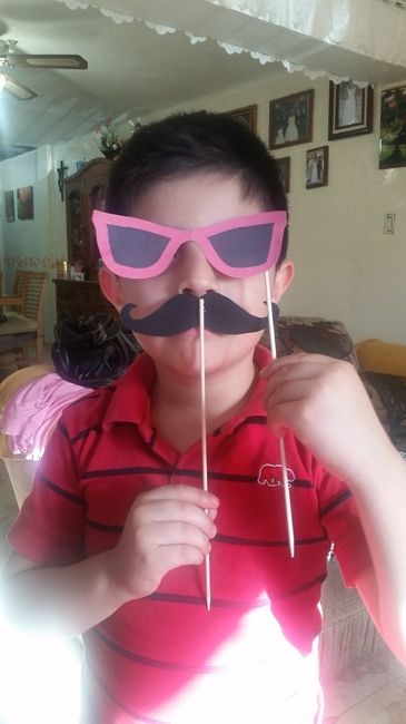 Mi sobrino posa con los antifaces y mostachos que hice
