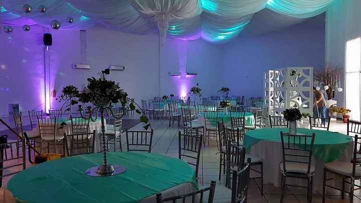 Centros de mesa altos y bajos alternos