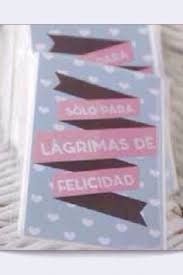Klenex con una etiqueta que diga "Solo para lagrimas de felicidad" 
