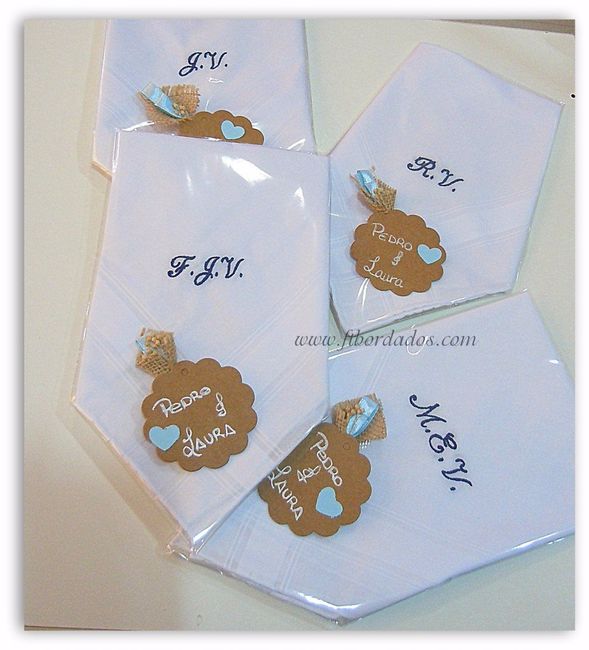 Pañuelo con inciales gravadas que llevara la leyenda con una etiqueta "Para que no rompas mas mi pob