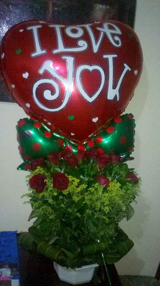 llego con un arreglo floral