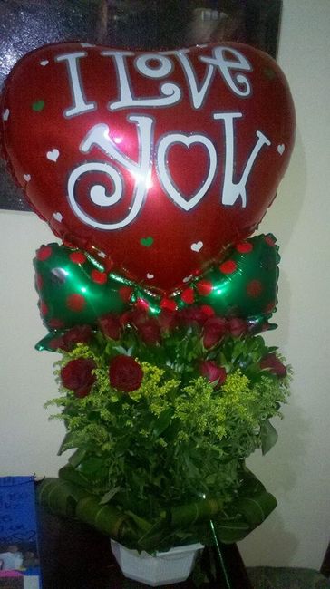 llego con un arreglo floral