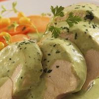 pollo en salsa de cilantro relleno de champiñones