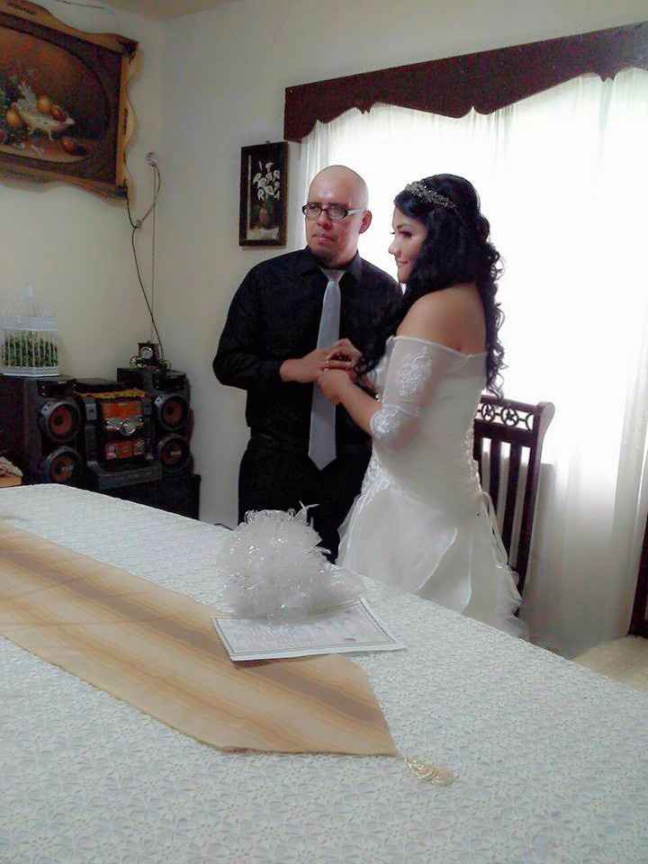 Poniendonos nuestros anillos. 