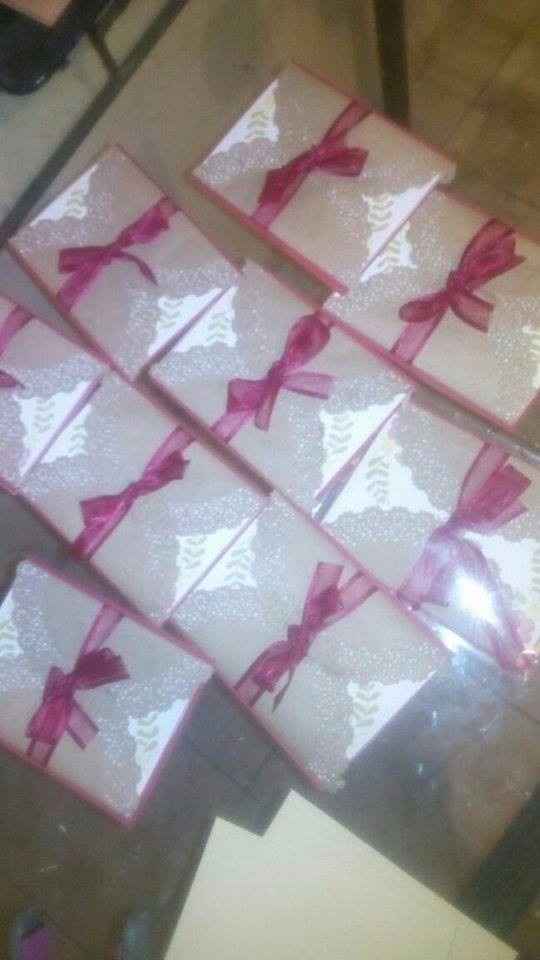 El liston lo compre en fantasias miguel, y el papel rojo de abajo en Lumen. 