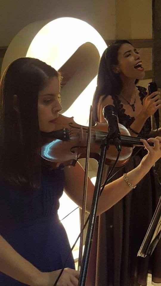 Musica, fueron dos de mis mejores amigas las que amenizaron la ceremonia. Entre con el violin por Cy