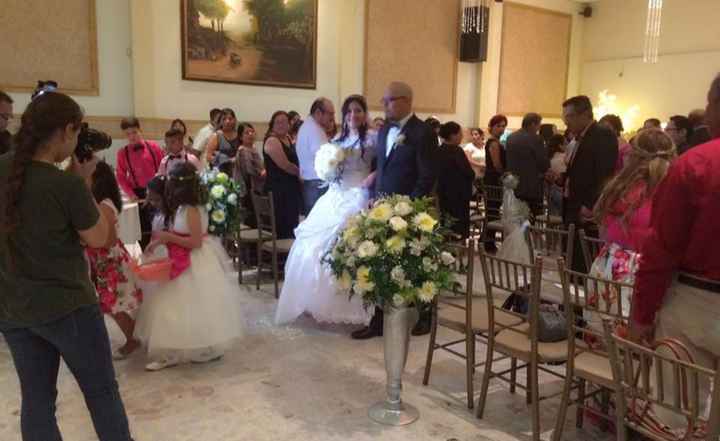 salida de ceremonia, salimos para ir a otra parte del salon y posteriormente entrar por las escalera