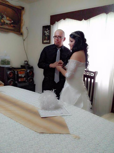 Poniendonos nuestros anillos. 