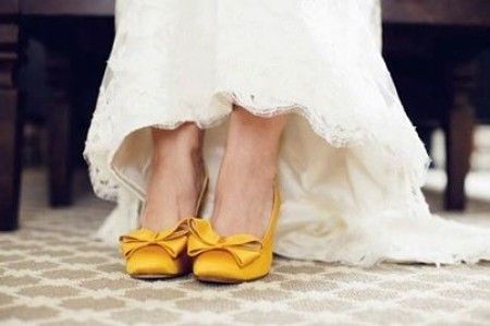 zapatos amarillos