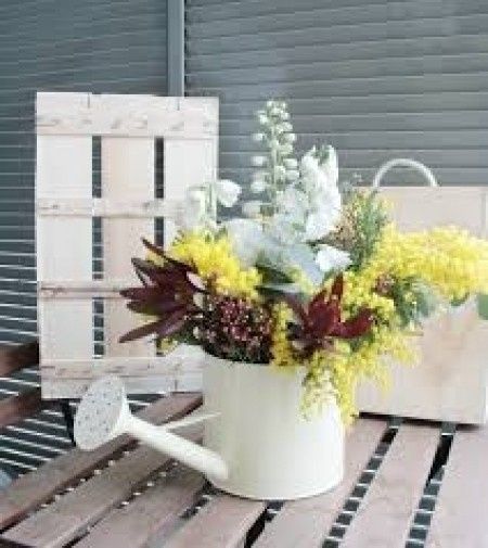 regadera con flores