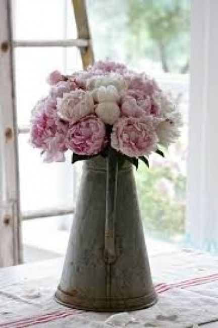 regadera con flores