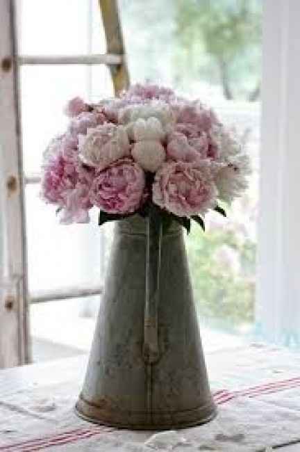 regadera con flores