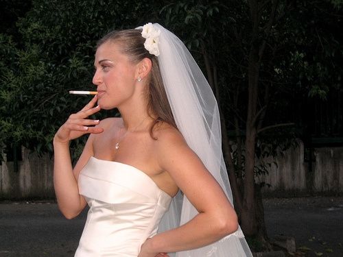 novia fumando