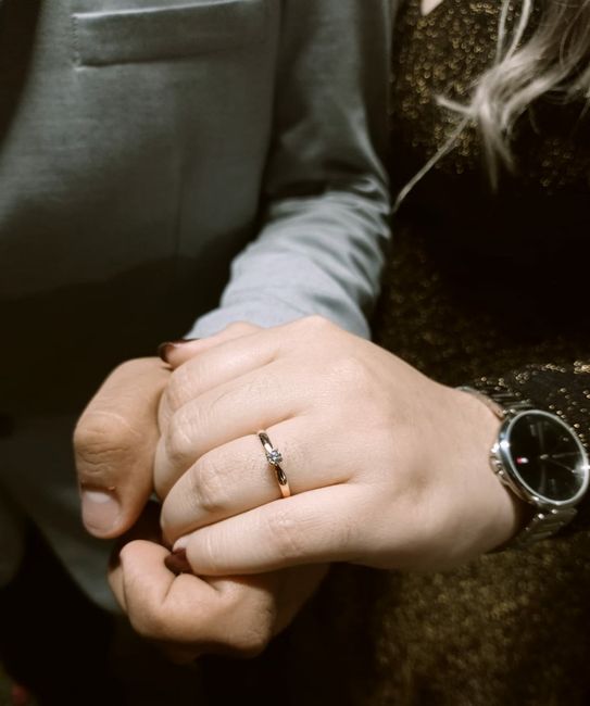 Post para enseñar tu hermoso anillo de compromiso jijiji 💍 - 1