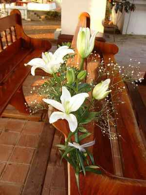 Que tipo de adornos  florales van en la iglesia - 1
