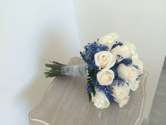 Qué tipo de ramo 💐 puedo llevar si la decoración es con azul marino..?? - 1