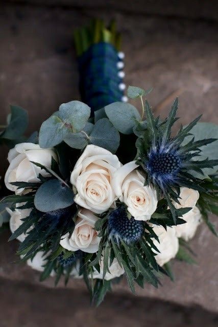 Qué tipo de ramo 💐 puedo llevar si la decoración es con azul marino..?? - 4