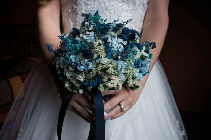 Qué tipo de ramo 💐 puedo llevar si la decoración es con azul marino..?? - 8