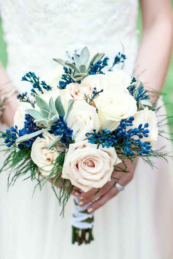 Qué tipo de ramo 💐 puedo llevar si la decoración es con azul marino..?? - 2