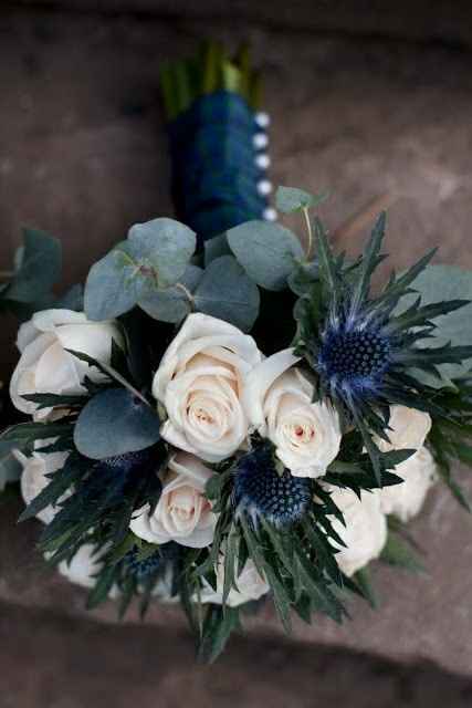 Qué tipo de ramo 💐 puedo llevar si la decoración es con azul marino..?? - 4