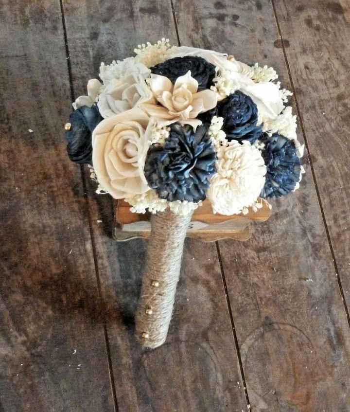Qué tipo de ramo 💐 puedo llevar si la decoración es con azul marino..?? - 5