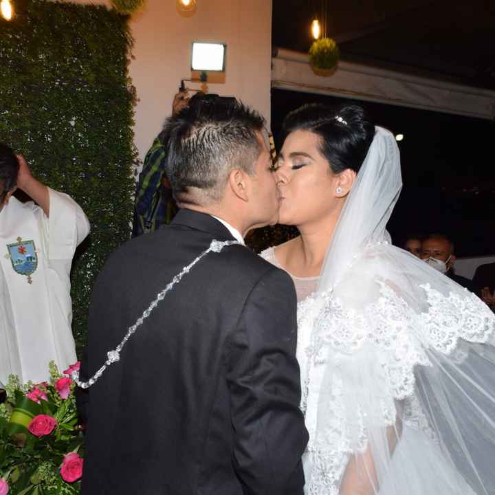 3. El primer beso de recién casados - 1