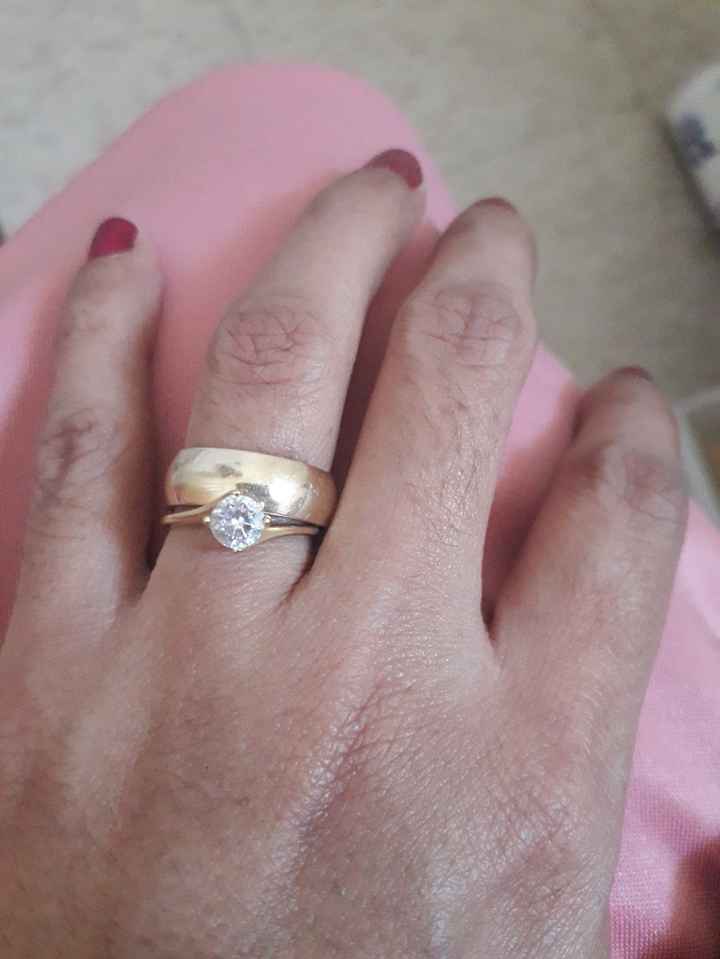 📸 Publica una foto mostrando su anillo de compromiso o alianza de boda - 1